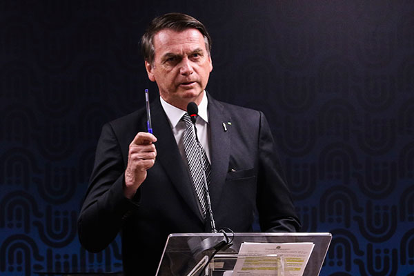 Bolsonaro assina MP para antecipar 1ª parcela do 13º a aposentados