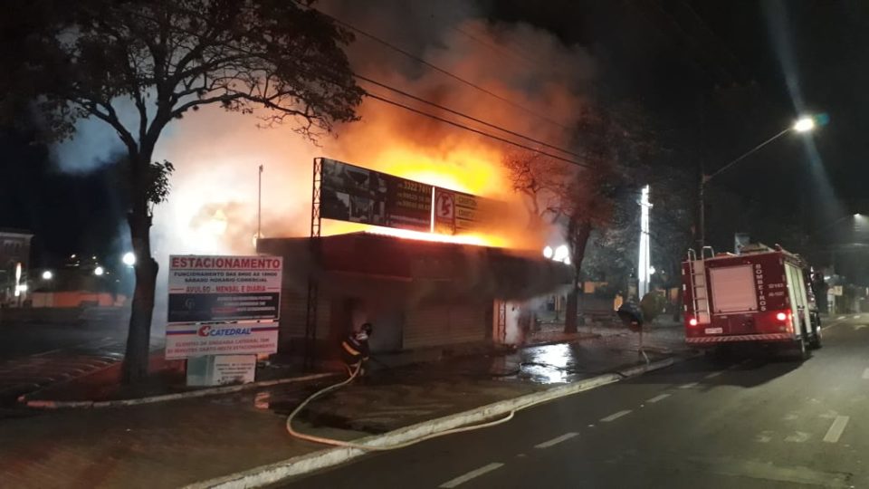Banca pega fogo e é consumida pelas chamas em Assis