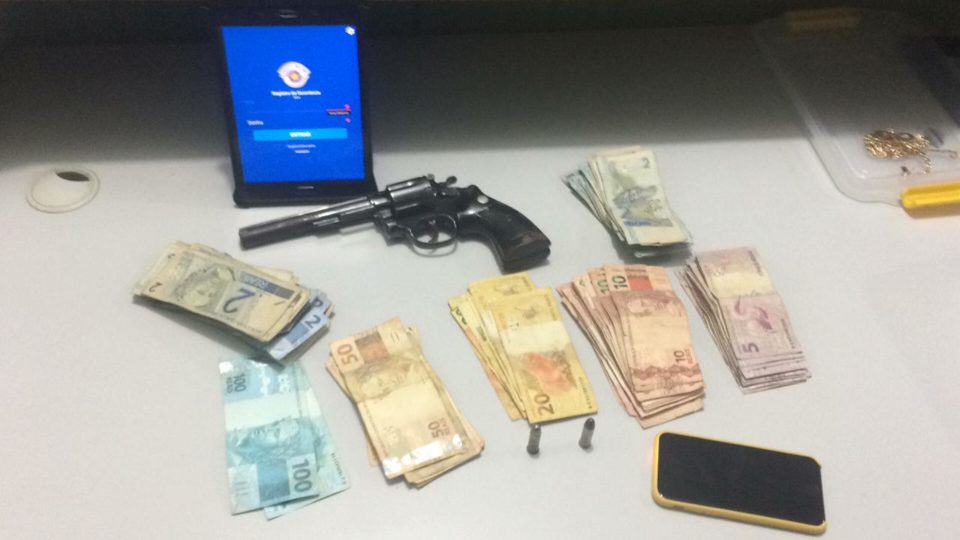 PM identifica e prende dupla que cometeu série de assaltos