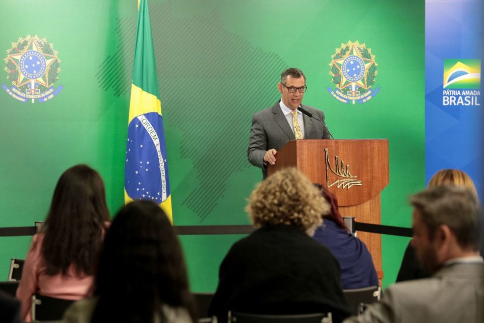 Porta-voz: Bolsonaro vai avaliar medidas sobre lei de TV paga