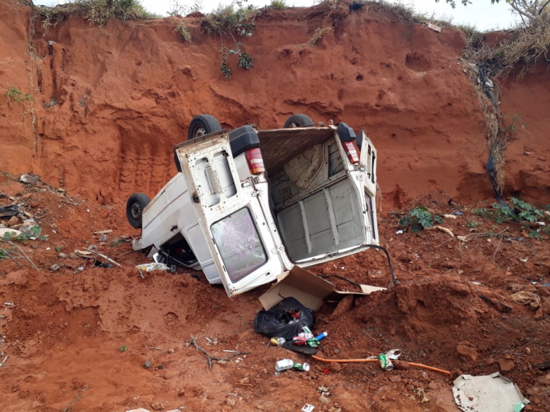 Carro com suspeitos cai em barranco e quatro são presos na região