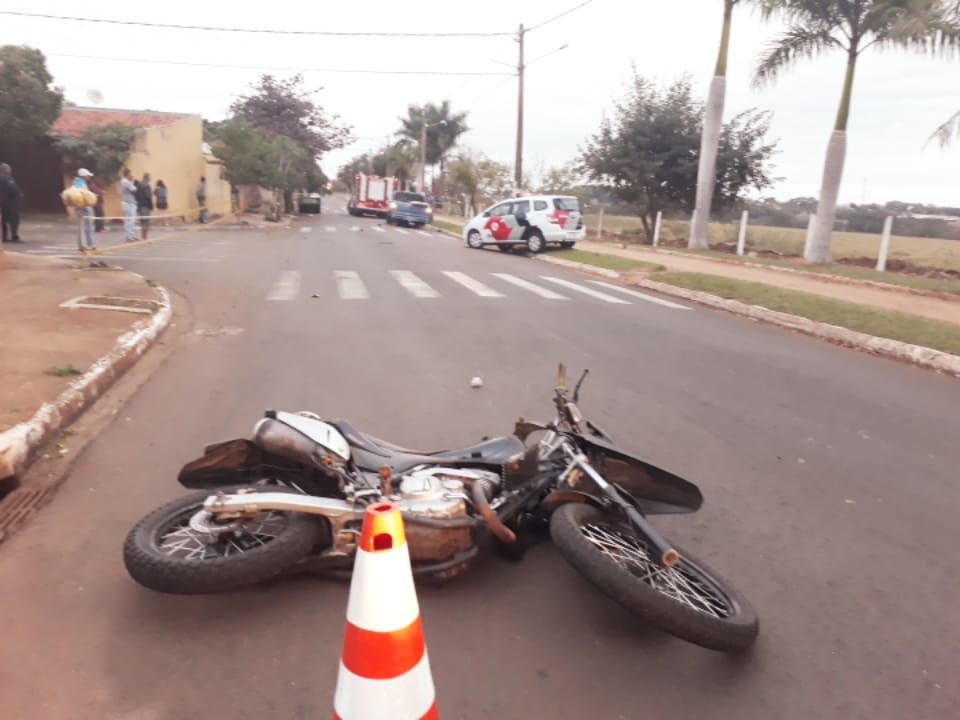 Motociclista morre após bater em caçamba na região