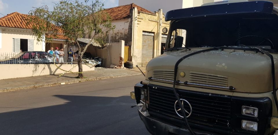 Caminhão perde o freio e destrói frente de residência em Garça