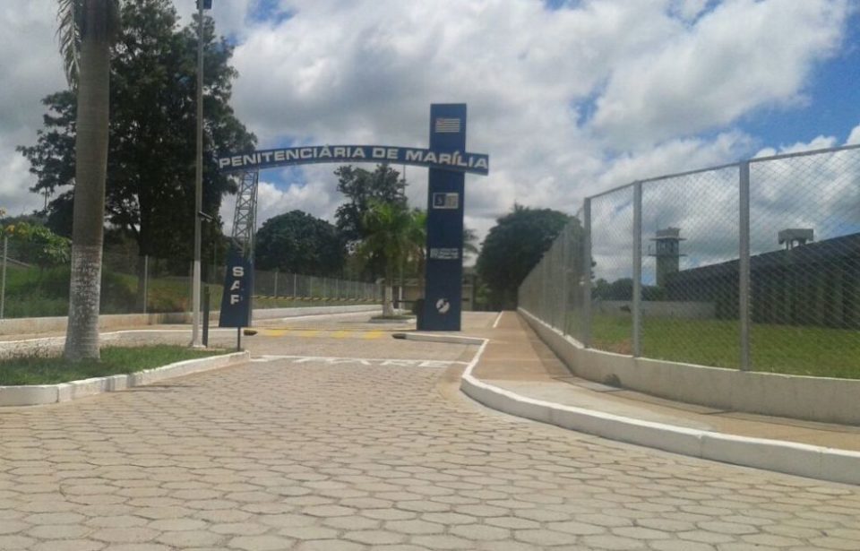 Estudante é presa tentando entrar com droga na Penitenciária