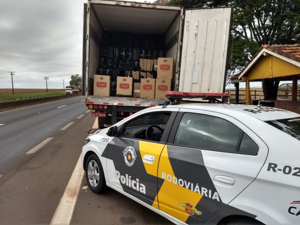 Polícia flagra carreta carregada com cigarros contrabandeados na região