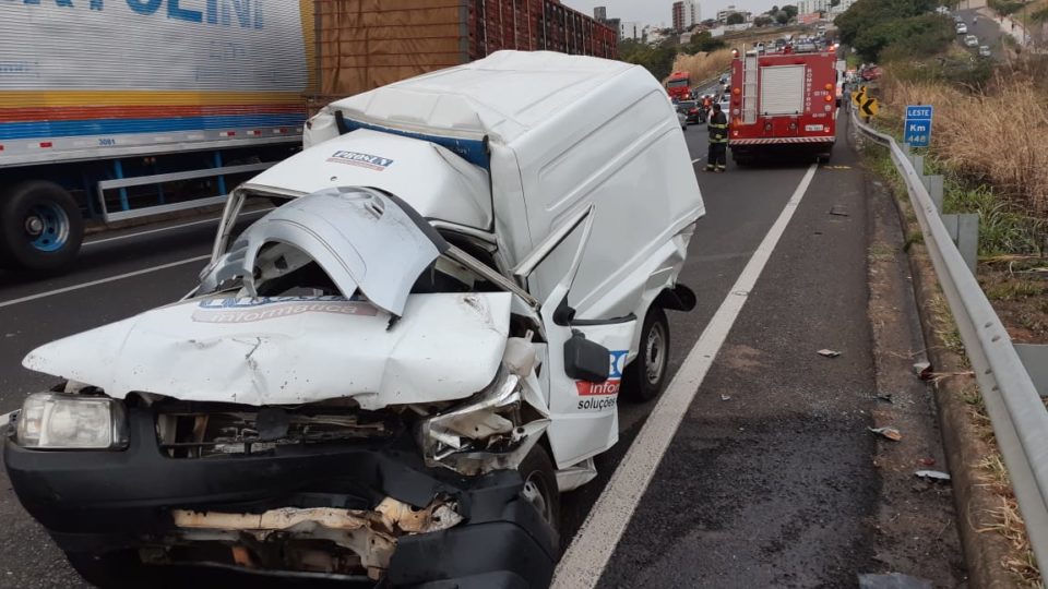 Engavetamentos deixam seis feridos na Rodovia do Contorno