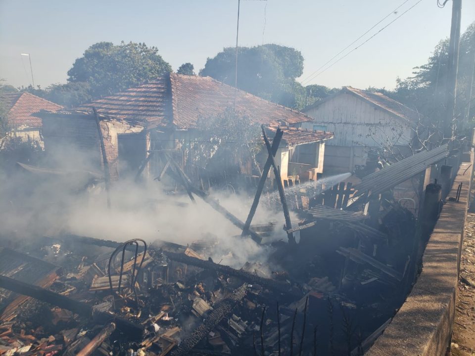 Incêndio destrói casa e mobiliza bombeiros na região