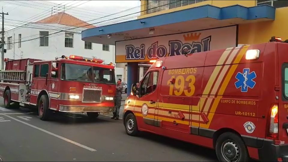 Loja pega fogo no centro de cidade da região