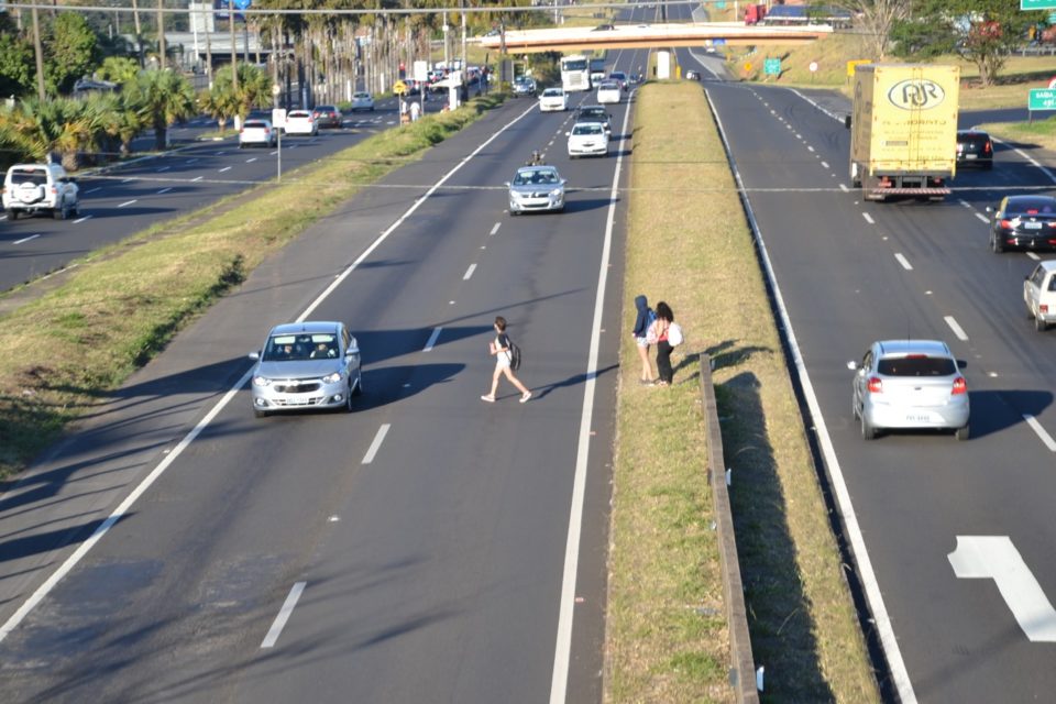 Pedestres ignoram passarela e colocam vida em risco em rodovia