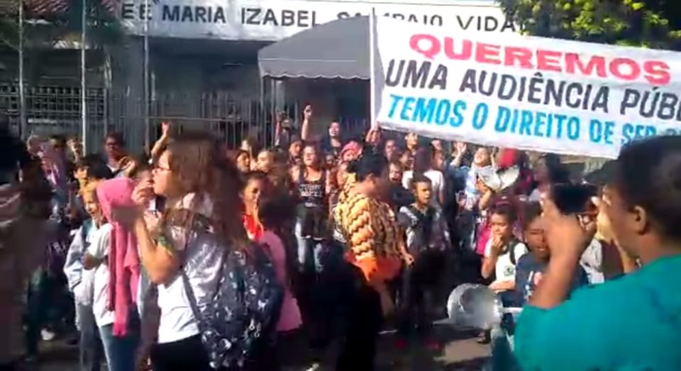 Moradores fazem protesto contra mudança em escola de Nóbrega