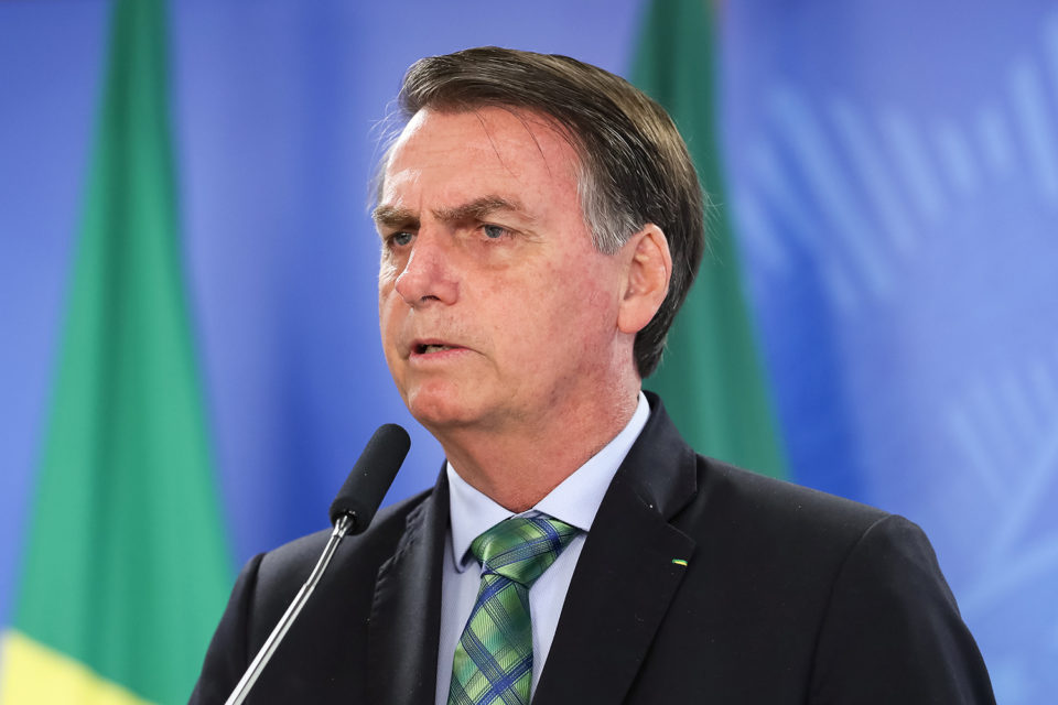 ‘Se for para ser um banana, um poste, estou fora’, diz Bolsonaro