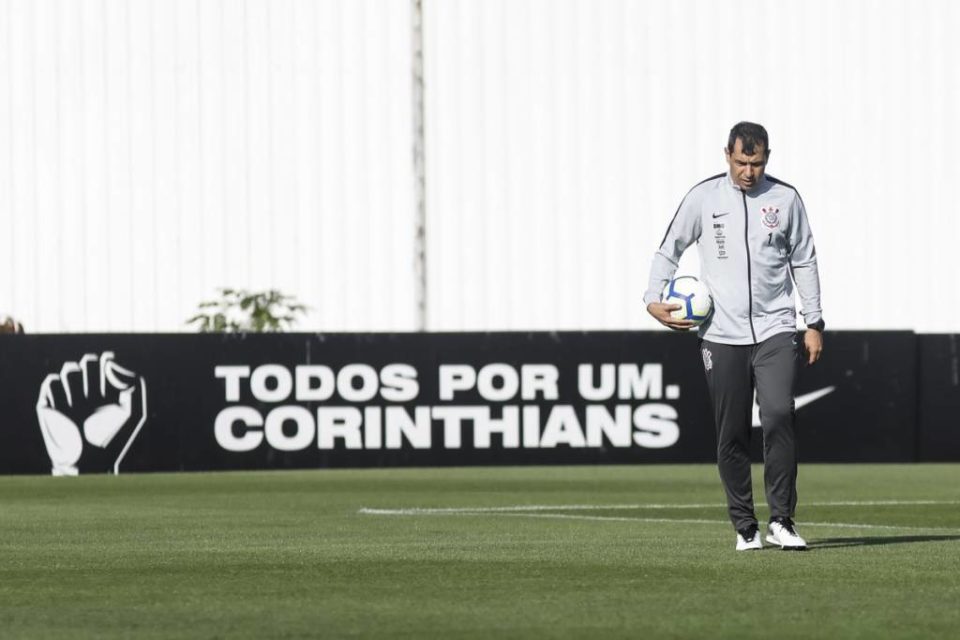 Carille treina com reservas, mas mantém dúvida para jogo com Avaí