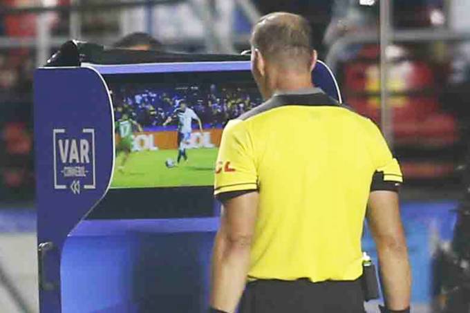 VAR no Brasil demora 46% a mais do tempo recomendado pela Fifa