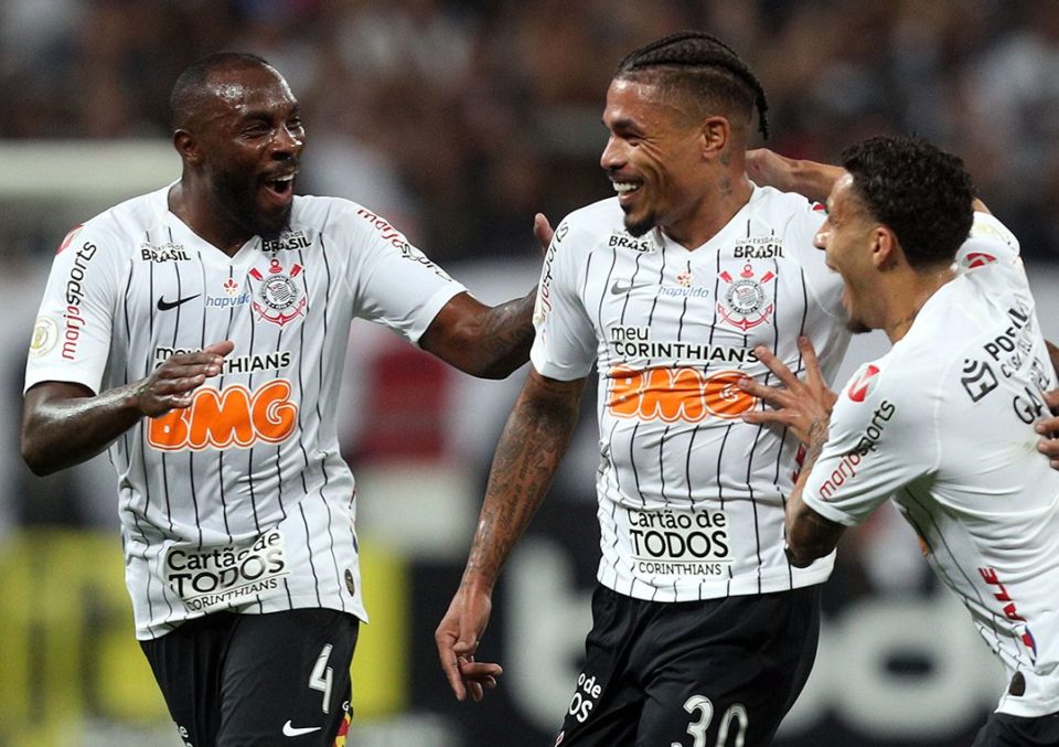 Corinthians supera o Goiás e sobe para quinto lugar no Brasileirão