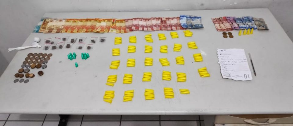 Casal é preso com mais de R$1,6 mil e drogas na Vila Barros