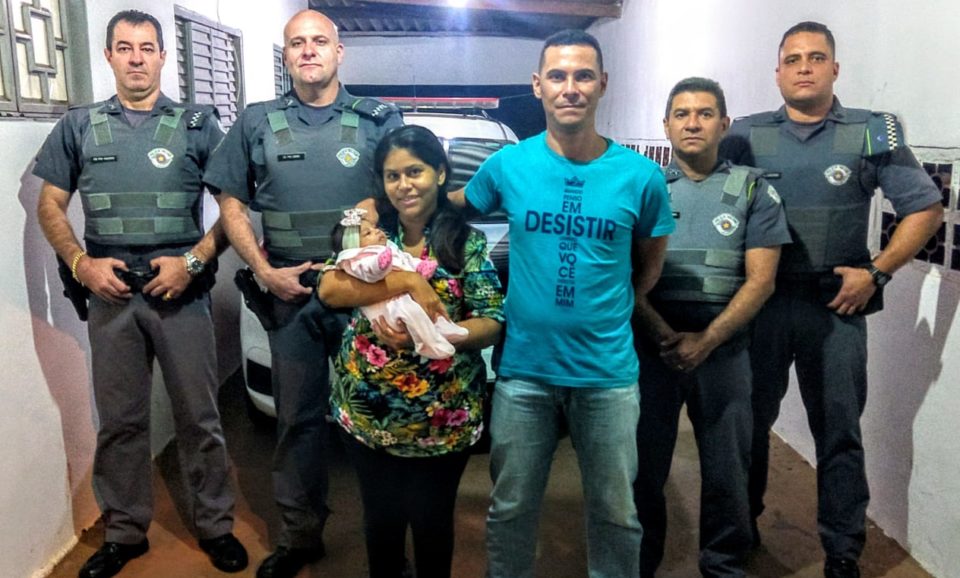 Policiais salvam vida de bebê que estava engasgada na região
