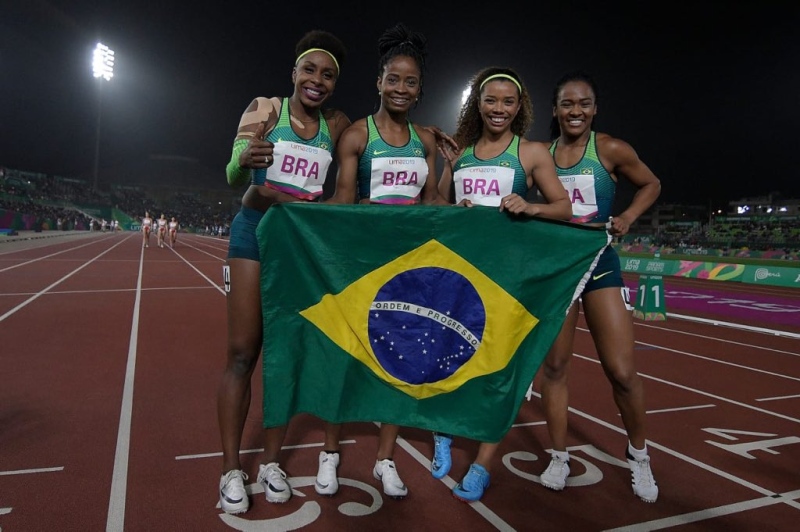 Revezamentos do atletismo garantem mais 2 ouros para o Brasil