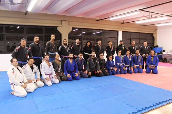 Lutadores trocam de faixa em projeto de jiu-jitsu na Unimar