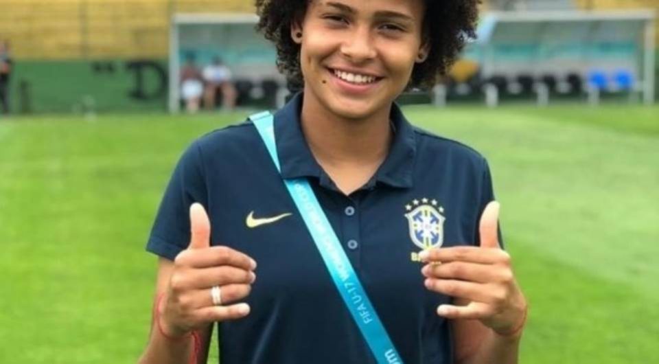Meia de 17 anos vira símbolo de renovação na seleção feminina