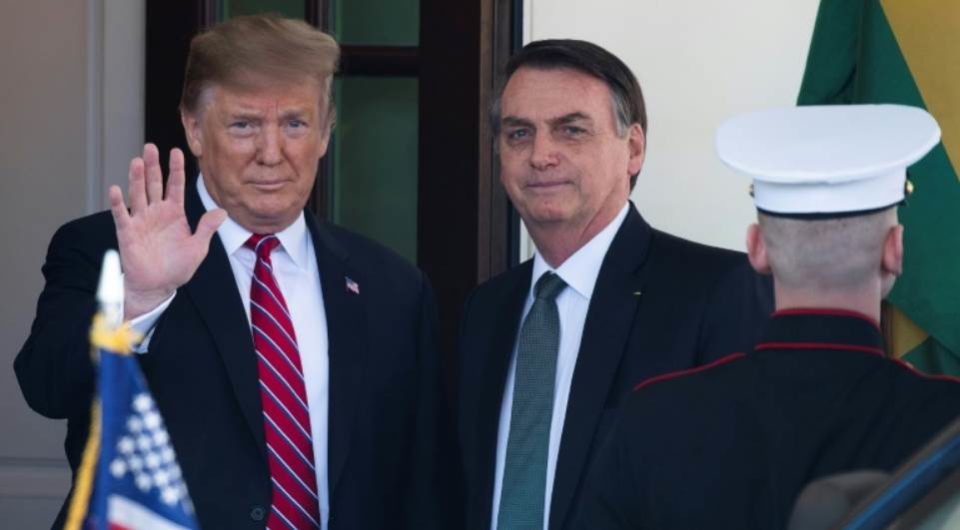 Em queda de braço com Macron, Bolsonaro pede ajuda de Trump