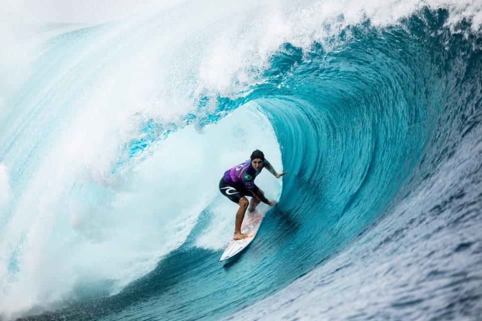 Medina tira nota 10 e vai às quartas em etapa do Taiti