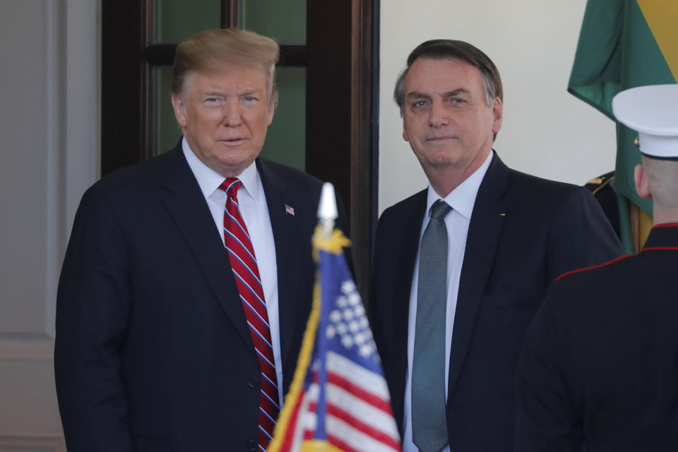 Trump conversa com Bolsonaro e oferece ajuda e apoio no G-7