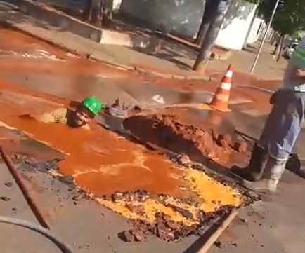 Vídeo mostra trabalhador ‘mergulhado’ em buraco para consertar vazamento