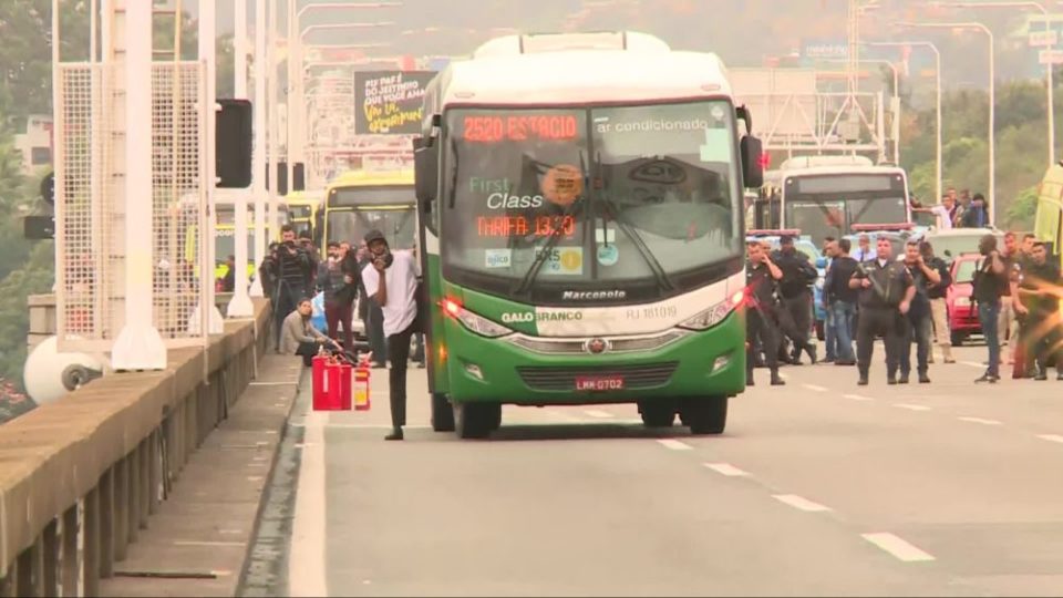 Sequestrador é morto por atirador de elite na Ponte Rio-Niterói