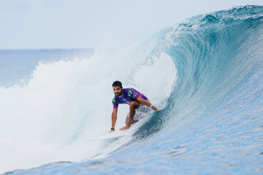 Michael Rodrigues cai e Brasil avança com 11 surfistas no Taiti