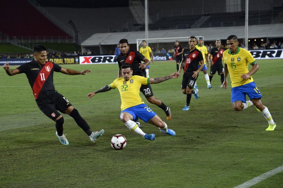 Brasileiros lamentam gol tomado em lance de bola parada