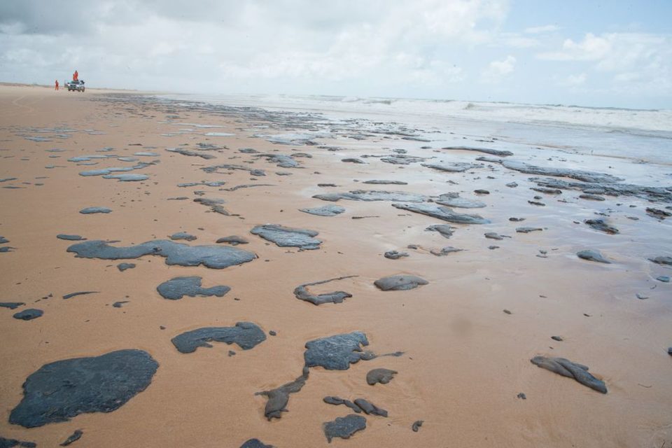 Mancha de óleo já afeta 109 pontos do litoral do Nordeste