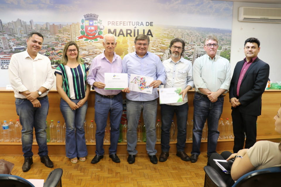 Prefeito recebe certificado da inclusão de Marília no Mapa do Turismo