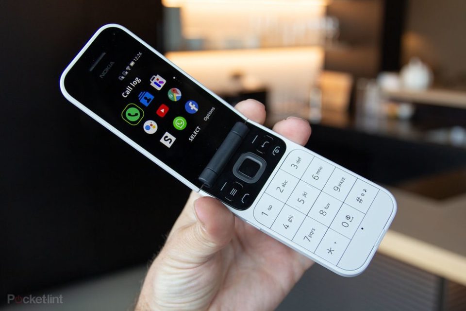 Agora com WhatsApp, celular de flip é relançado pela Nokia