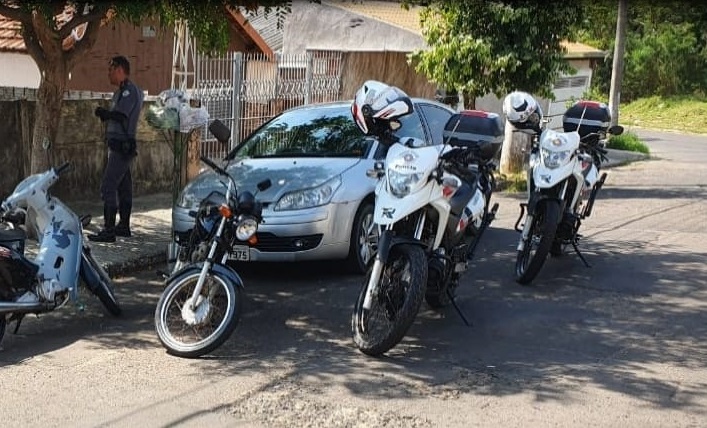 Rapaz e menor são flagrados com motos furtadas