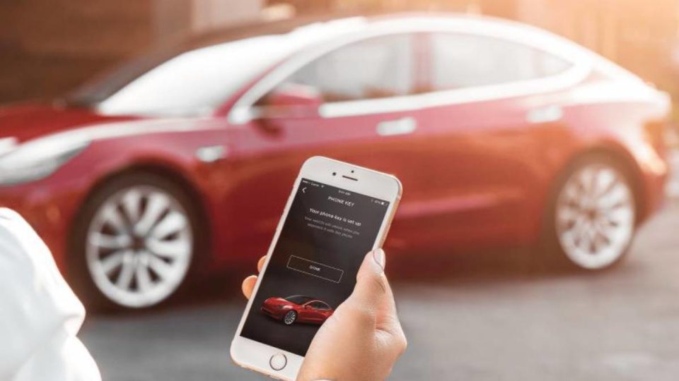 Donos de Tesla ficam trancados fora do carro após aplicativo parar