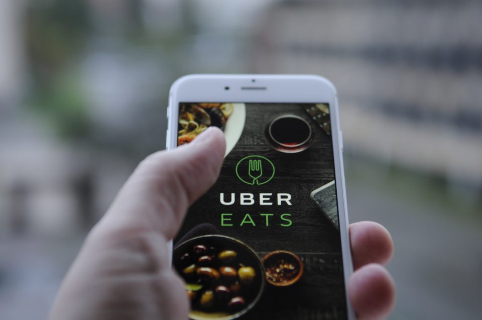 Uber testa integrar caronas e delivery de comida em um único app