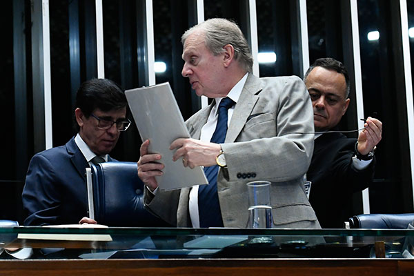 Tasso admite rever relatório para evitar atraso na reforma