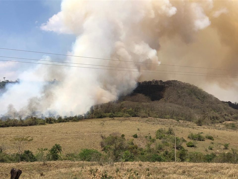 Bombeiros combatem incêndio por mais de sete horas na zona Sul