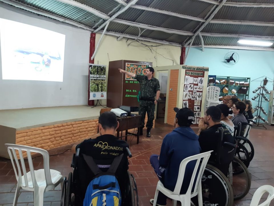 Alunos da Apae participam de palestra com a Polícia Ambiental