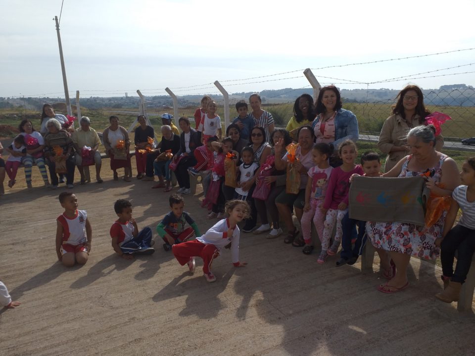 Alunos da Emei Creche Arco Íris se apresentam no Cras Rosa Modelli