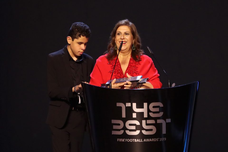 Mãe que narra jogos do Palmeiras para filho cego recebe prêmio da Fifa