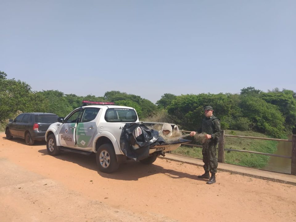 Polícia Ambiental flagra pescadores durante pesca ilegal