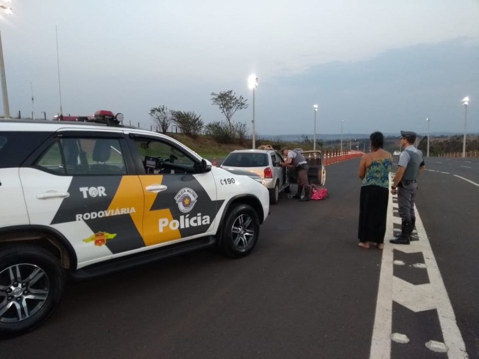 Polícia flagra mulher com carro recheado com maconha