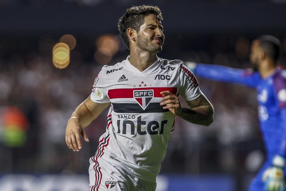 Pato tem lesão muscular e desfalcará o São Paulo contra o Botafogo