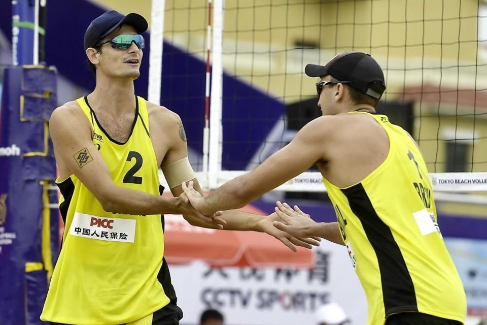 Brasileiros vencem na 3ª fase e seguem por vaga no vôlei de praia