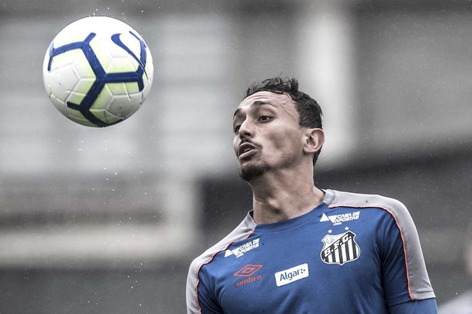 Pituca volta a treinar no Santos, mas ainda é dúvida para duelo