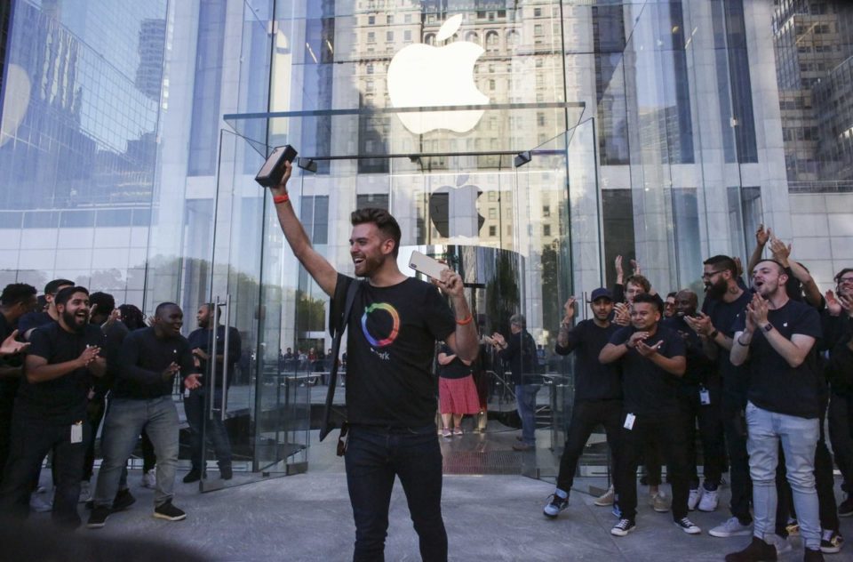 Nos EUA, iPhone 11 chega às lojas com fãs e presença de Tim Cook