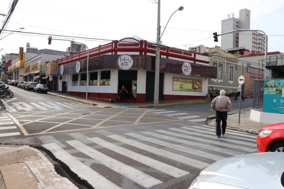 Dois cruzamentos ganham novos semáforos em Marília