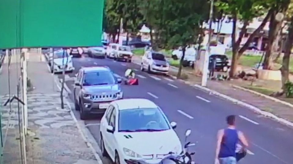 Homem que chutou e bateu cabeça de mulher no chão é preso