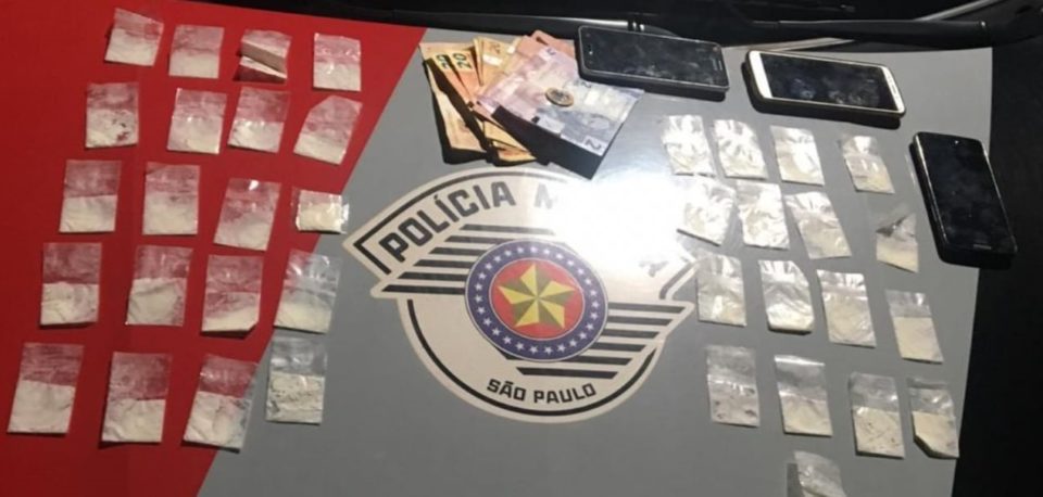 Dupla é presa vendendo drogas em posto de combustíveis na região